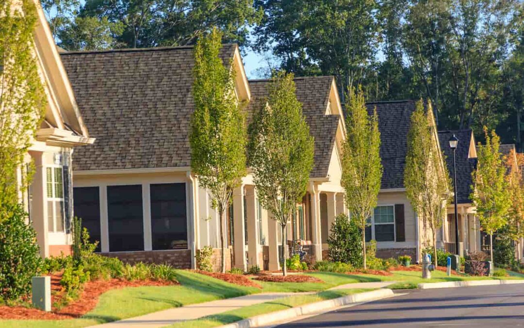 A neat row of suburban homes in an HOA neighborhood
